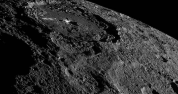 Zdjęcie przedstawiające obszar leżący w pobliżu Krateru Occator wykonane przez sondę Dawn w październiku 2016 (NASA/JPL-Caltech/UCLA/MPS/DLR/IDA)