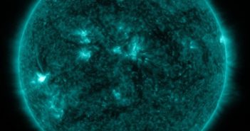 Pięć minut po fazie maksymalnej rozbłysku klasy M1.2 z 30 listopada / Credits - NASA, SDO