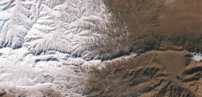 Wycinek zdjęcia Sahary ze śniegiem, wykonany przez Landsat 7 / Credits - NASA Earth Observatory, U.S. Geological Survey, LANCE/EOSDIS Rapid Response