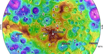 Mapa północnych obszarów Ceres z zaznaczonymi 10 miejscami, gdzie wykryto słabą poświatę od lodu wodnego / Źródło: Nature Astronomy