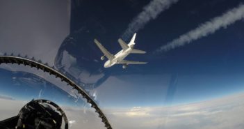 Widok z samolotu F-18 na samolot L-1011 i Pegasusa-XL, przed startem / Credits - NASA/Lori Losey