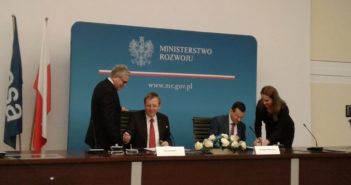 Jan Woerner oraz Mateusz Morawiecki podpisują nową umowę z ESA 12 stycznia 2017 / Credits: Blue Dot Solutions