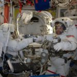 Astronauci Peggy Whitson (po lewej) i Shane Kimbrough przed wyjściem na spacer EVA-38 / Źródło: @Thom_Astro