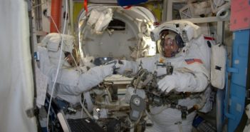 Astronauci Peggy Whitson (po lewej) i Shane Kimbrough przed wyjściem na spacer EVA-38 / Źródło: @Thom_Astro