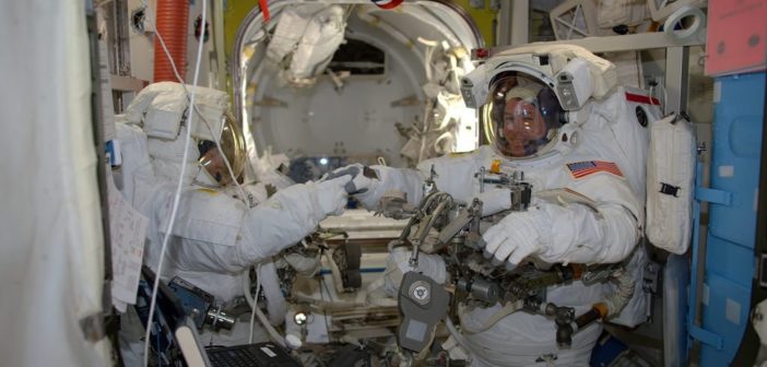 Astronauci Peggy Whitson (po lewej) i Shane Kimbrough przed wyjściem na spacer EVA-38 / Źródło: @Thom_Astro