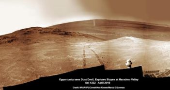 Łazik Opportunity sfotografował przepiękny wir pyłowy na dnie krateru Endeavour tuż za śladami swoich kół wiodącymi od Knudsen Ridge gdzie poszukiwał minerałów zmienionych przez wodę w zamierzchłej przeszłości. Źródło: NASA/JPL/Cornell/Ken Kremer/kenkremer.com