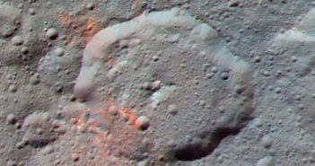 Obraz krateru Ernutet, z wyraźniej zaznaczonymi czerwonymi obszarami / Credits - NASA/JPL-Caltech/UCLA/MPS/DLR/IDA