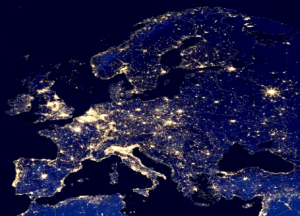 Mapa zanieczyszczenia świetlnego w Europie. Dane: NOAA.