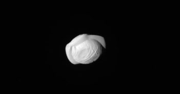 Księżyc Pan - mały księżyc Saturna / Credits - NASA, ESA