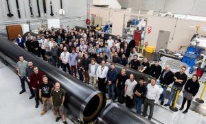 Zespół Rocket Lab przy elementach rakiety Electron / Źródło: Rocket Lab