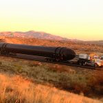 Zabezpieczony boczny stopień dla rakiety Falcon Heavy w trakcie transportu z Kalifornii do bazy testowej McGregor w Teksasie (28 lutego br.) / Źródło: imgur.com/a/Vbxrx#zPdInH5