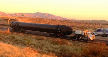 Zabezpieczony boczny stopień dla rakiety Falcon Heavy w trakcie transportu z Kalifornii do bazy testowej McGregor w Teksasie (28 lutego br.) / Źródło: imgur.com/a/Vbxrx#zPdInH5