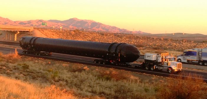 Zabezpieczony boczny stopień dla rakiety Falcon Heavy w trakcie transportu z Kalifornii do bazy testowej McGregor w Teksasie (28 lutego br.) / Źródło: imgur.com/a/Vbxrx#zPdInH5