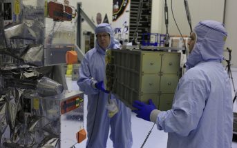 Instalacja zewnętrznego ładunku (4 CubeSatów) na poszyciu statku Cygnus do misji OA-7 / Źródło: NASA/Cory Huston