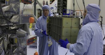 Instalacja zewnętrznego ładunku (4 CubeSatów) na poszyciu statku Cygnus do misji OA-7 / Źródło: NASA/Cory Huston
