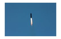 Zdjęcie rakiety Hwasong-12 (pocisk dalekiego zasięgu), opublikowany przez północnokoreańską agencję prasową 15 maja. Może on przedstawiać rakietę przetestowaną 13 maja 2017