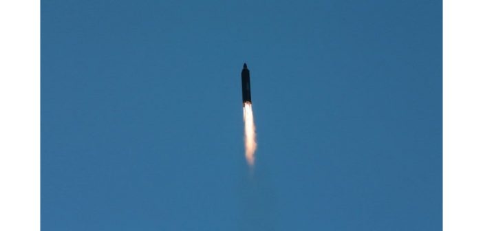 Zdjęcie rakiety Hwasong-12 (pocisk dalekiego zasięgu), opublikowany przez północnokoreańską agencję prasową 15 maja. Może on przedstawiać rakietę przetestowaną 13 maja 2017