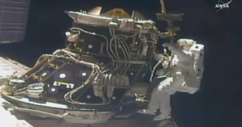 Prace przy PMA-3 podczas EVA-42 / Credits - NASA TV