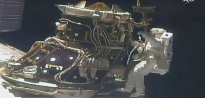 Prace przy PMA-3 podczas EVA-42 / Credits - NASA TV