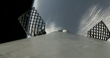 Pierwszy stopień rakiety Falcon 9 kieruje się do miejsca lądowania (SpaceX)