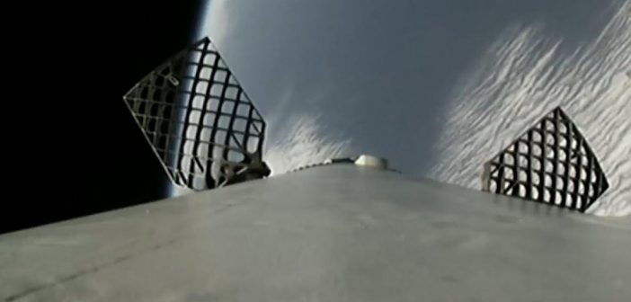 Pierwszy stopień rakiety Falcon 9 kieruje się do miejsca lądowania (SpaceX)