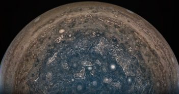 Południowy obszar polarny Jowisza (przetworzony obraz z danych z Juno) / Credits - NASA/JPL-Caltech/SwRI/MSSS/Roman Tkachenko