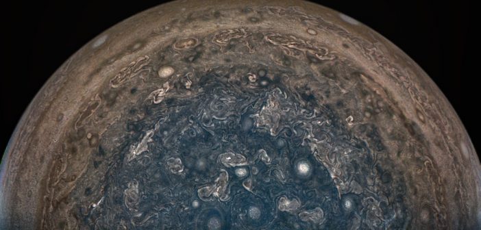 Południowy obszar polarny Jowisza (przetworzony obraz z danych z Juno) / Credits - NASA/JPL-Caltech/SwRI/MSSS/Roman Tkachenko