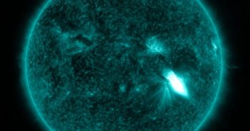 trzy minuty po fazie maksymalnej rozbłysku klasy M2.4 z 14 lipca 2017 / Credits - NASA, SDO