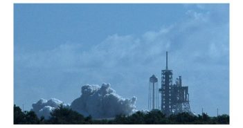 Zdjęcie wykonane tuż po próbnym odpaleniu silników pierwszego stopnia - przygotowania do misji CRS-12 / Credits - William Harwood, CBS Spacenews