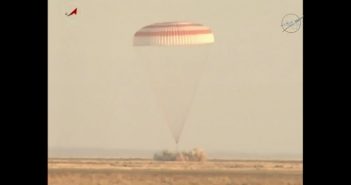 Moment lądowania Sojuza MS-04 / Credits - NASA TV