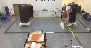 Integracja satelitów Iridium NEXT z zasobnikiem - przygotowania do lotu rakietą Falcon 9R / Credits - SpaceX