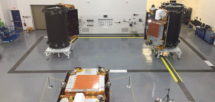 Integracja satelitów Iridium NEXT z zasobnikiem - przygotowania do lotu rakietą Falcon 9R / Credits - SpaceX