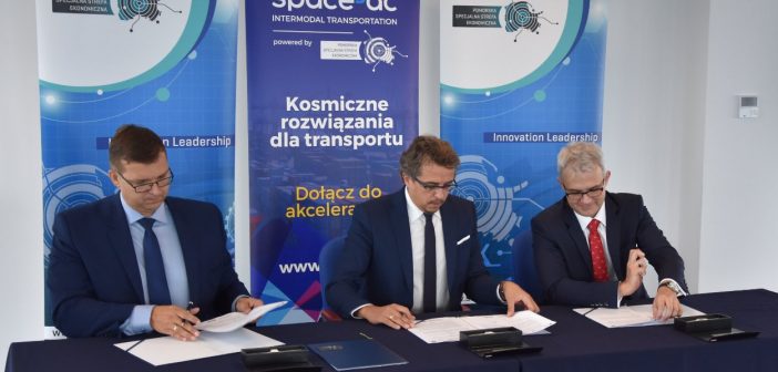Podpisanie umowy z akceleratorem Space3ac - na zdjęciu (od lewej): Dariusz Gołebiewski (PZU Lab), Paweł Lulewicz (Pomorska Specjalna Strefa Ekonomiczna), Mateusz Bońca (Grupa LOTOS) / Credits - Marcin Popiel, PSSE