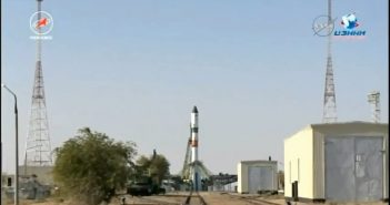 Widok na wyrzutnię startową z rakietą Sojuz 2-1a ze statkiem Progress MS-07 / Credits - NASA TV