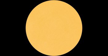 Widok na tarczę słoneczną w dniu 15 października 2017 / Credits - NASA, SDO
