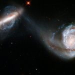 Para galaktyk (NGC 3808 i NGC 3808A) oddziaływujących ze sobą, ze strumieniem gwiazd i gazu pomiędzy sobą / Credits - NASA, ESA, Hubble Heritage Team (STScI/AURA)