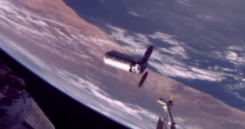 Cygnus OA-8 tuż przed przechwyceniem przez ramię robotyczne ISS / Credits - NASA TV