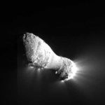 Przykład wydłużonego obiektu - kometa 103P/Hartley odwiedzona przez sondę Deep Impact / Credits - NASA/JPL-Caltech/UMD