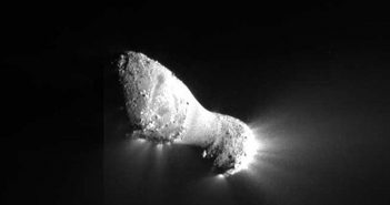 Przykład wydłużonego obiektu - kometa 103P/Hartley odwiedzona przez sondę Deep Impact / Credits - NASA/JPL-Caltech/UMD