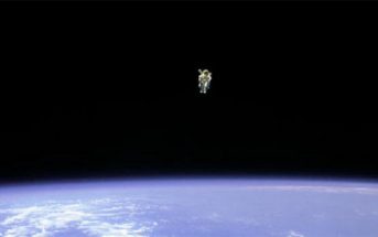 Bruce McCandless podczas lotu STS-41B / NASA