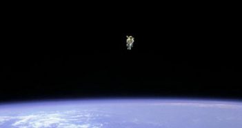 Bruce McCandless podczas lotu STS-41B / NASA
