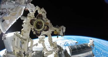 Widok na Ziemię podczas spaceru EVA-40 na Międzynarodowej Stacji Kosmicznej / Credits - ESA