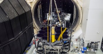 Część optyczna JWST opuszcza komorę termiczno-próżniową (grudzień 2017) / Credits - NASA