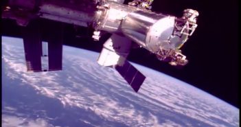 Kapsuła Dragon przyłączona do ISS - misja CRS-13 / Credits - NASA TV