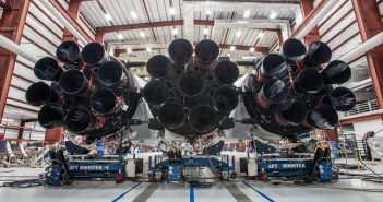 Jedno z pierwszych zdjęć zintegrowanego Falcona Heavy / Credits - SpaceX
