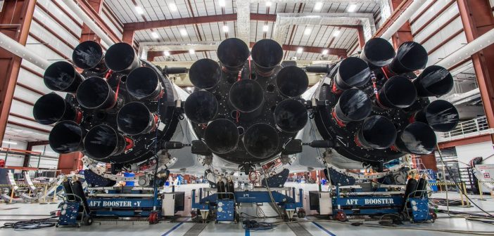 Jedno z pierwszych zdjęć zintegrowanego Falcona Heavy / Credits - SpaceX