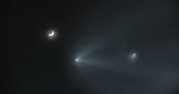 Start rakiety Falcon 9 - praca drugiego stopnia, widoczne dwie owiewki aerodynamiczne oraz oddalający się pierwszy stopień / Credits - Jim Mudgett