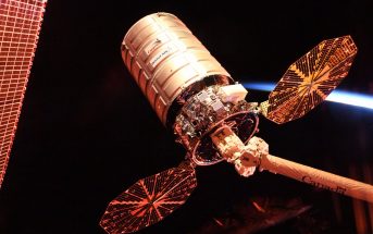 Cygnus OA-8 podczas odłączania od ISS. Zdjęcie astronauty NASA - Randy'ego Bresnik'a / Credits - NASA