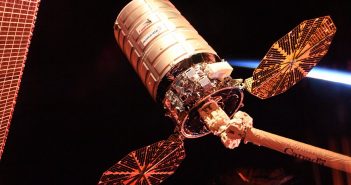 Cygnus OA-8 podczas odłączania od ISS. Zdjęcie astronauty NASA - Randy'ego Bresnik'a / Credits - NASA