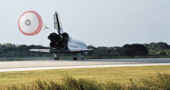 Ostatnie udane lądowanie promu kosmicznego przed katastrofą STS-107 - prom Endeavour ląduje w KSC (koniec misji STS-113) / Credits - NASA